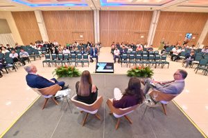 Lamari media mesa sobre educação legislativa em encontro das Escolas do Legislativo no RN