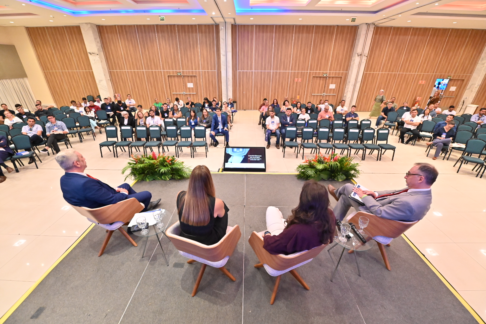 Lamari media mesa sobre educação legislativa em encontro das Escolas do Legislativo no RN