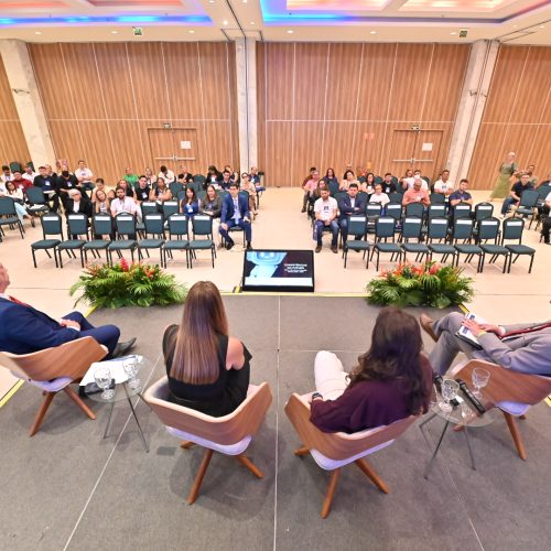 Lamari media mesa sobre educação legislativa em encontro das Escolas do Legislativo no RN