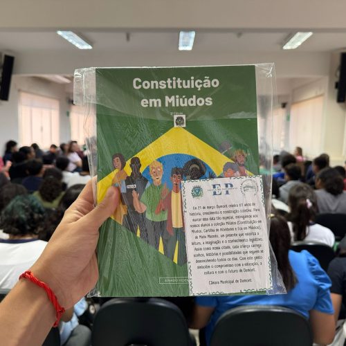 Escola do Parlamento de Dumont promove atividade sobre Constituição e cidadania com estudantes